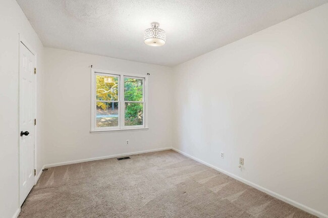 Building Photo - 3-Bed Spacious End Unit Townhouse