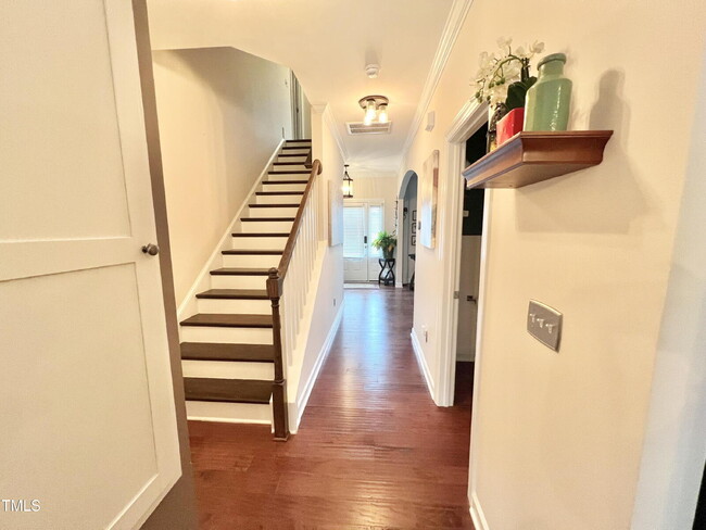 Building Photo - Unique opportunity -- with POOL!