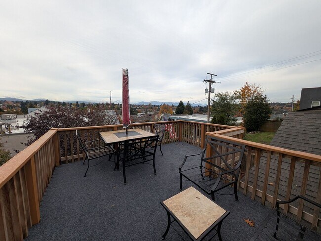 Building Photo - Easy Commute with Stunning Views!