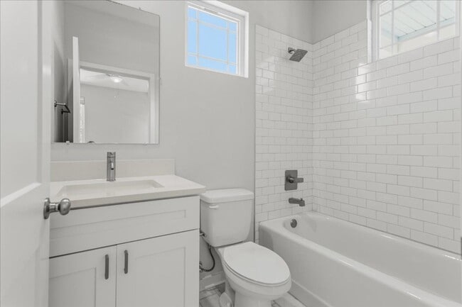 Building Photo - 516 SW 7th Pl