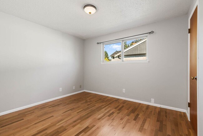 Building Photo - Bright 3-Bedroom Rambler with Hardwood Floors & Garden Space