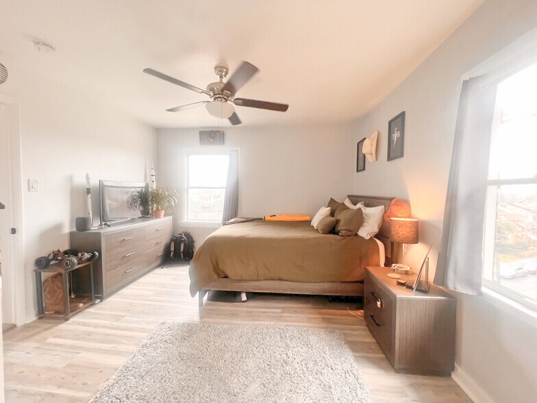 Building Photo - 5737 Hobart St