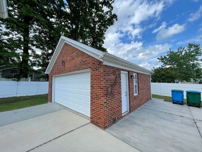 Building Photo - Lovely home in Pineville!