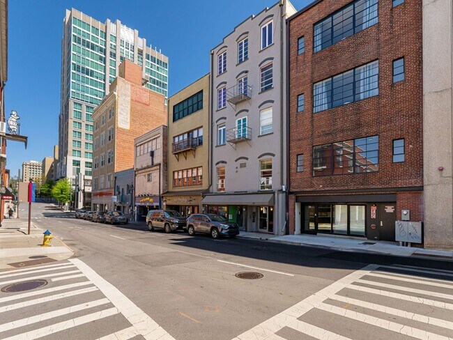Building Photo - Fabulous Downtown Asheville Apartment