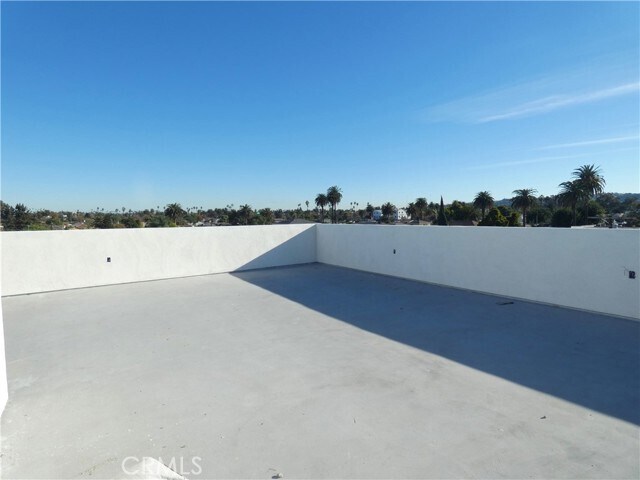 Building Photo - 2044 S Burnside Ave