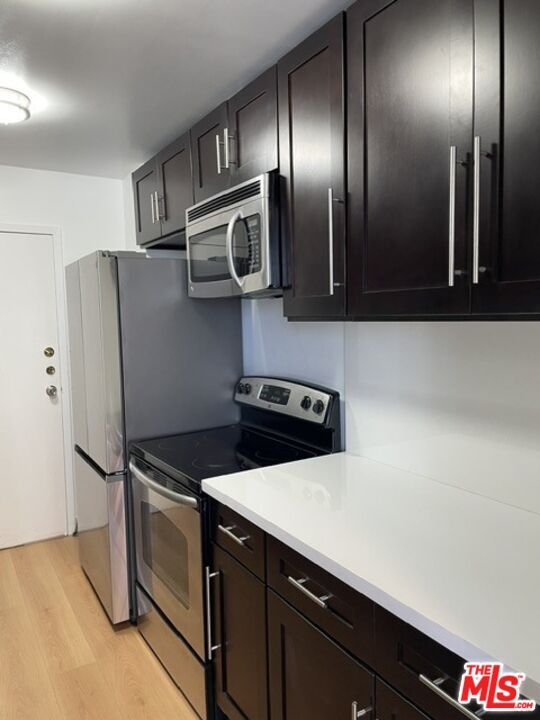 Building Photo - 100 S Doheny Dr