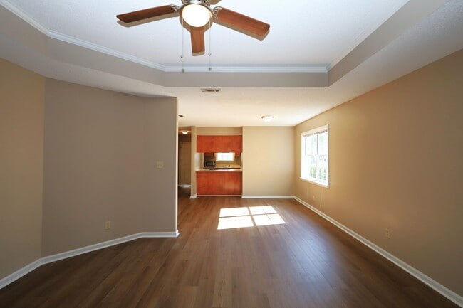 Building Photo - 203 Blue Pool Dr