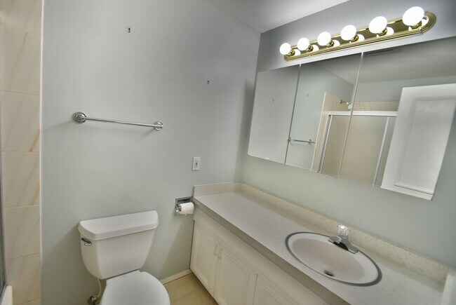 Building Photo - 3Bd/1.75Ba Bellevue House