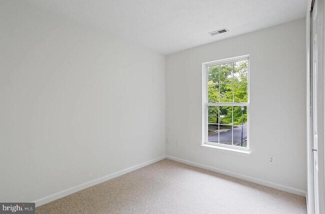 Building Photo - 15 Silver Birch Ct