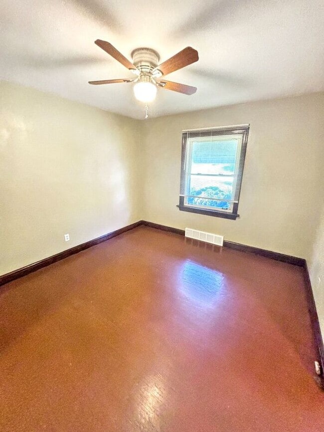 Building Photo - Adorable 2-Bedroom Home with Great Space /...