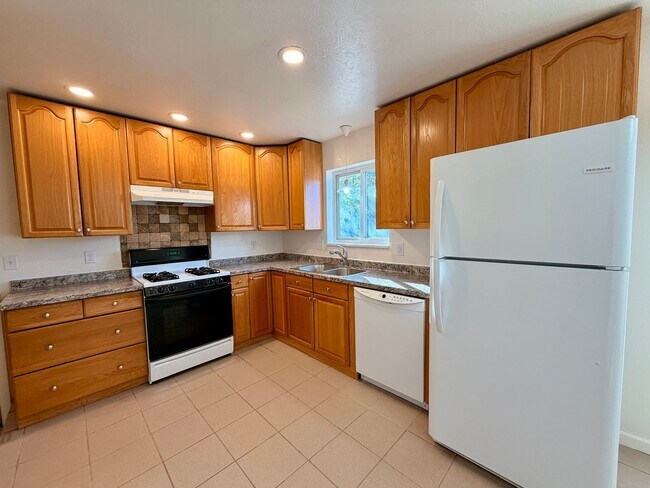 Building Photo - Lovely 5-bedroom, 2¾-bath home located in ...