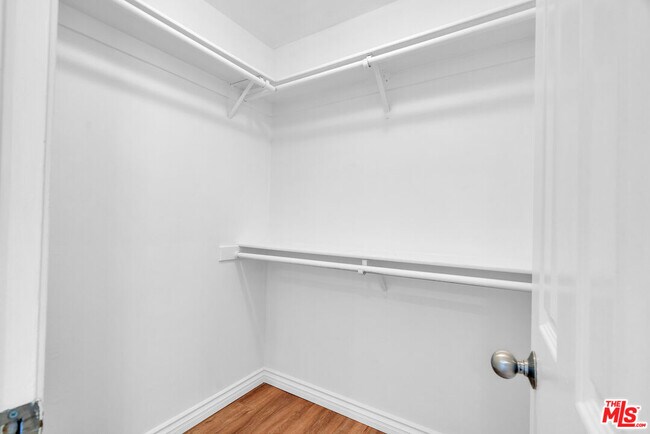 Building Photo - 119 E Beach Ave