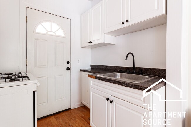 Primary Photo - 3823.5 N Fremont St