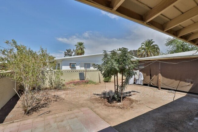 Building Photo - 2110 S Granada Dr