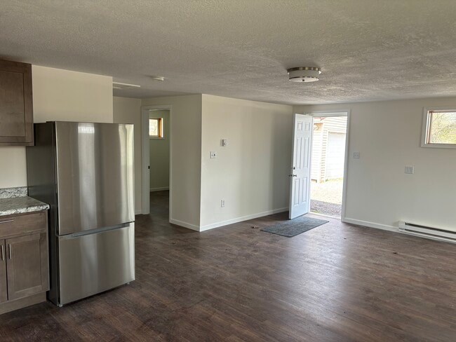 Building Photo - 4253 S Lakeshore Dr