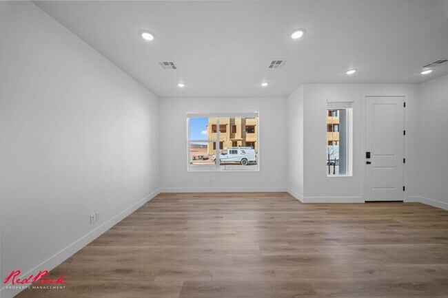 Building Photo - 3 Bedroom Townhome in Desert Color