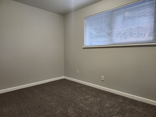 Building Photo - 2 Bedroom Duplex!!