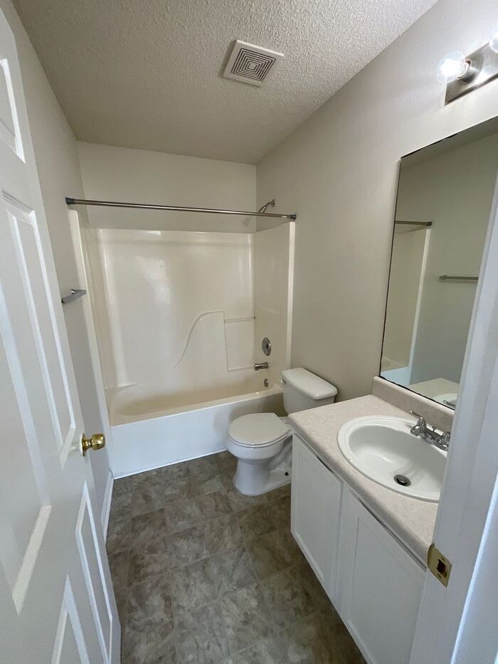 Building Photo - 1608 Hallmark Hills Dr