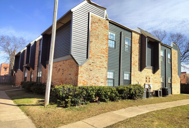 Building Photo - 2 bedroom, 1.5 bathroom apartment in Norma...
