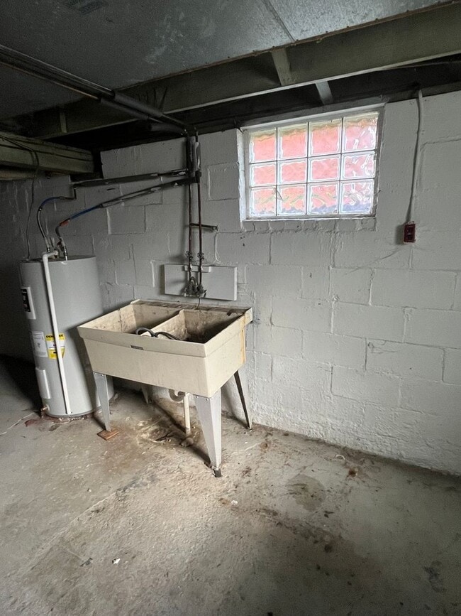 Building Photo - Three Bedroom Single Family House