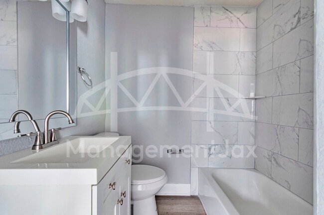 Building Photo - 1536 W 10th St