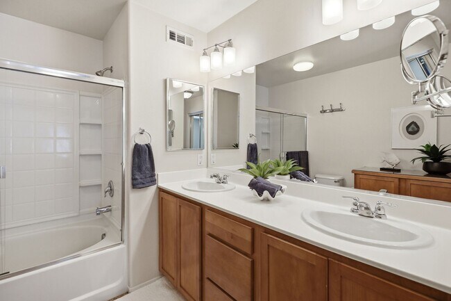 Building Photo - Point Loma, "The Bay" 2 bed 2 Bath Townhome now available! Amazing amenities, don't miss out