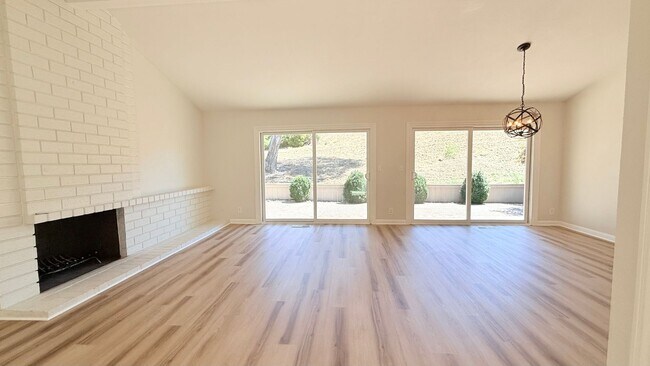 Building Photo - 750 N Paradise Valley Ct