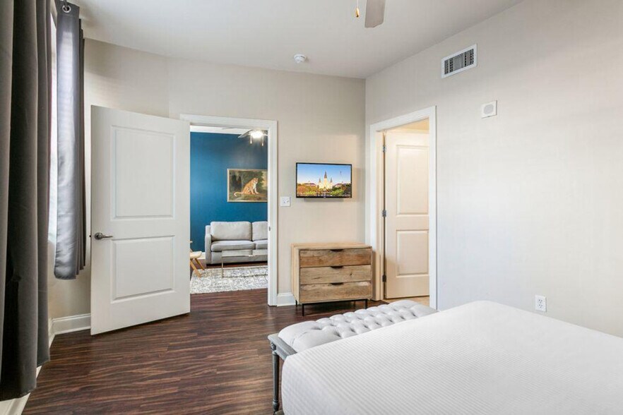 Building Photo - 925 Common St