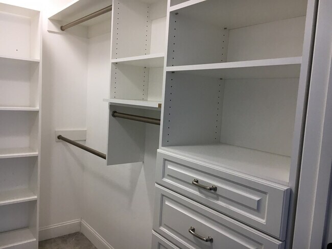 Building Photo - 116 W Middlebury Ln SW