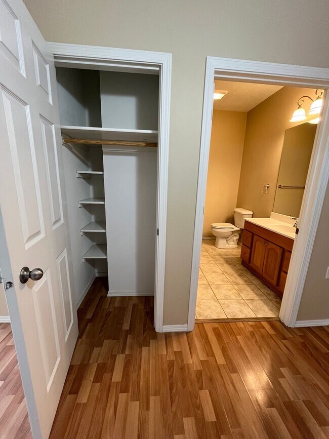 Building Photo - 2 Bedroom Townhome In Lennox, SD!!