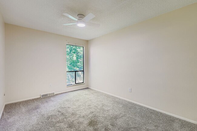 Building Photo - Fantastic Location Near Kendrick Lake Park!