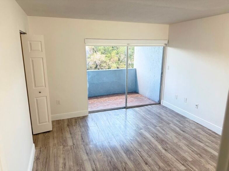 Building Photo - 9355 Fontainebleau Blvd