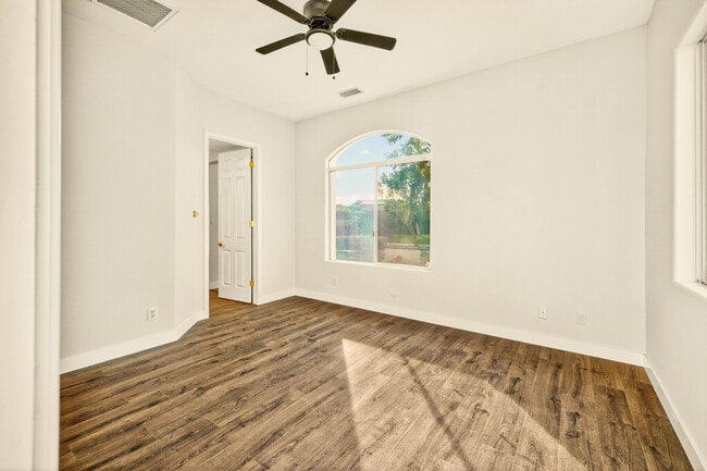 Building Photo - 6 Queens Ct