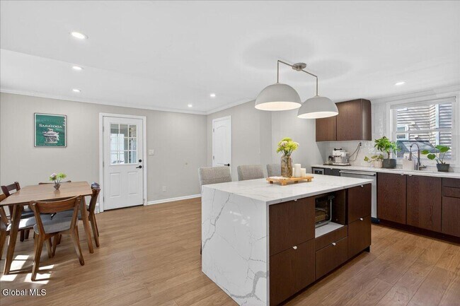 Building Photo - 106 Van Dam St