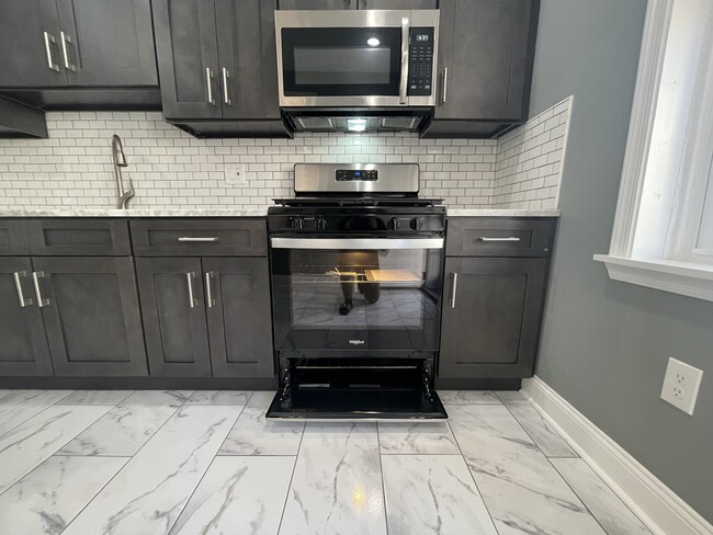 Building Photo - 1611 S Yewdall St