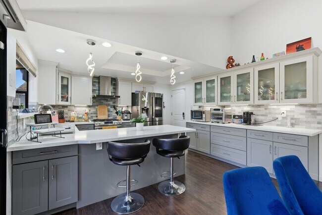 Building Photo - Welcome to elegant living in the heart of ...