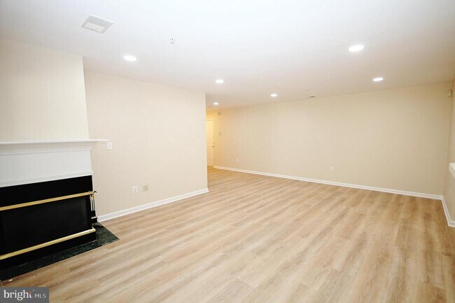 Building Photo - 7532 Coxton Ct