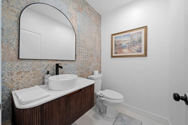 Building Photo - 5048 Bluff Pl