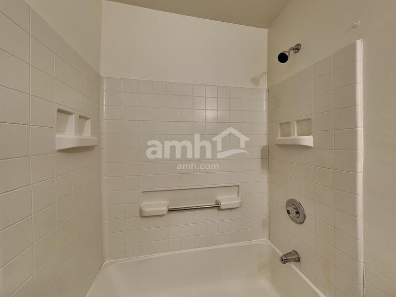 Building Photo - 6019 W Jones Ave