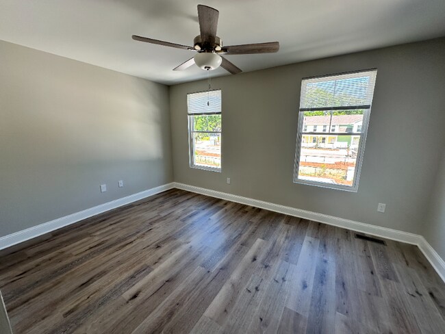 Building Photo - 300 Gardenview Ln