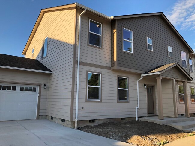 Building Photo - Townhouse