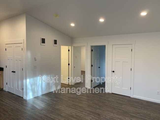 Building Photo - 1003 5th St E