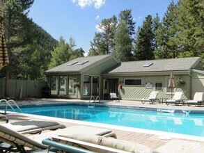 Building Photo - 2 bed/2bath!  Keystone!  Community Pool an...