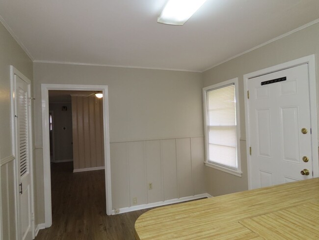 Building Photo - Cozy 2 Bedroom Home
