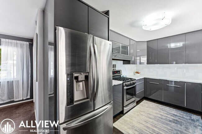 Building Photo - Exquisite 4 Bed 2.5 Bath Home in Orange!