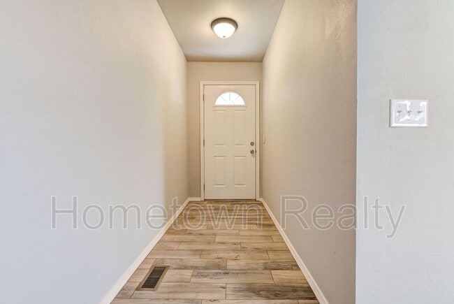 Building Photo - 606 Oak Creek Dr