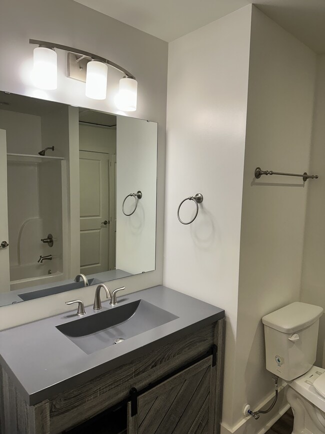 Building Photo - 95 Valley Dr