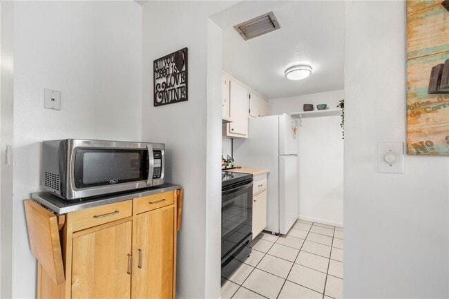 Building Photo - 2525 W Bay Dr