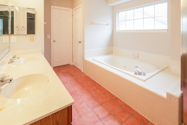 Building Photo - Large Goose Creek Home
