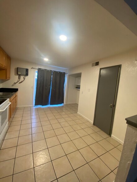 Building Photo - 3044 Amherst Dr